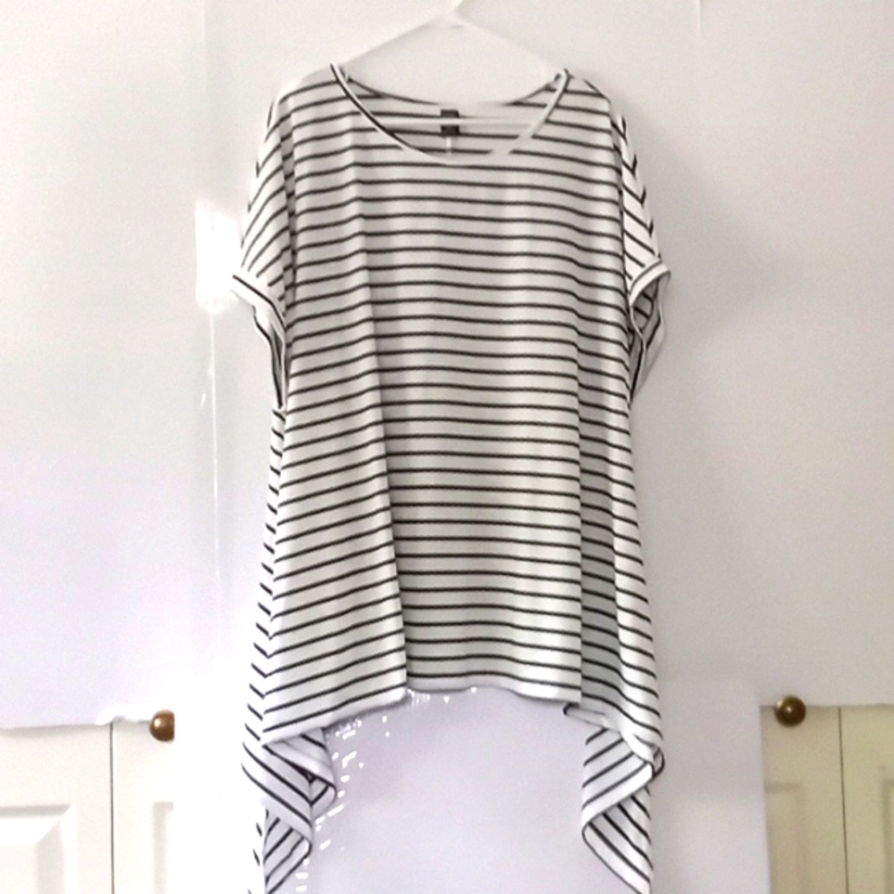 NWOT - Emery Rose Women's Asymmetrical Hemline Top - Size (3XL) - Black/White